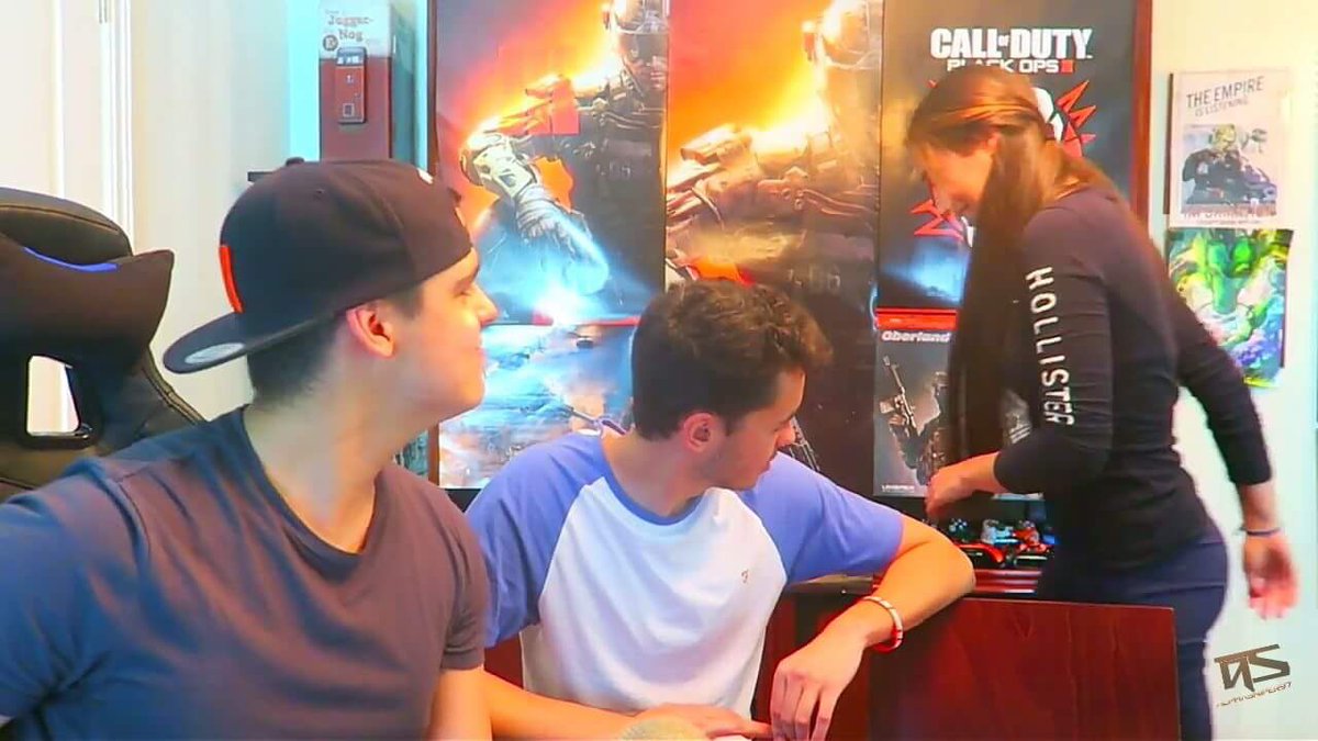 TheGrefg's tweet image. Me han llegado unas 4.000 menciones con esta foto. Quiero dejar claro que me llamó la atención un póster que había en la pared, nada más.