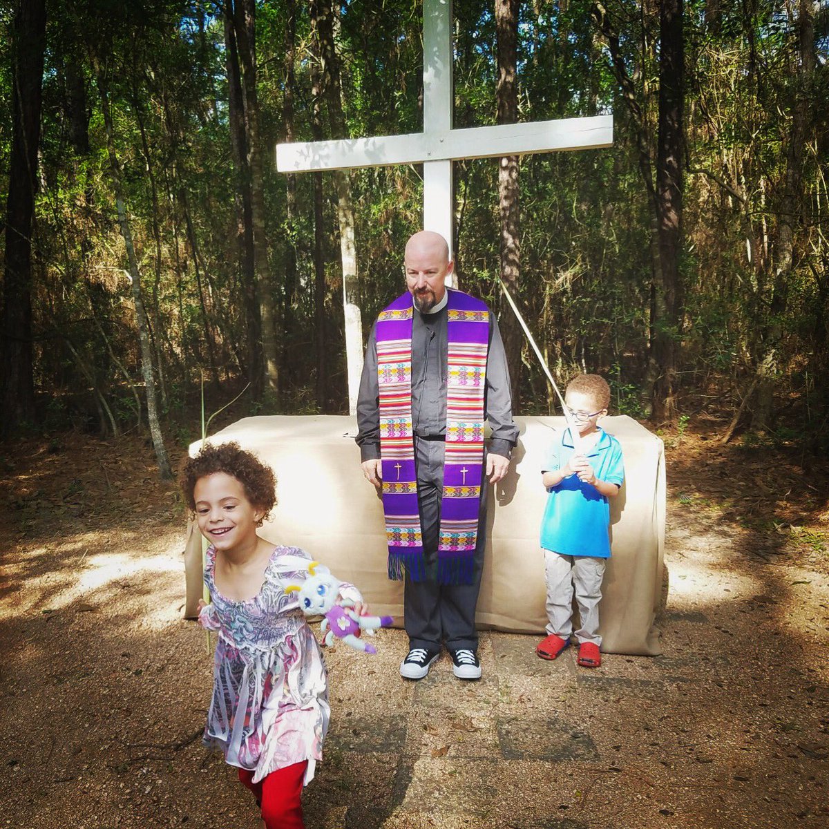 SOJoyELCA's tweet photo. Some helpers as we enthusiastically kick off Holy Week at our outdoor chapel.
#thewoodlands #sojoy #elca #palmsunday https://t.co/JFLym7J5xe