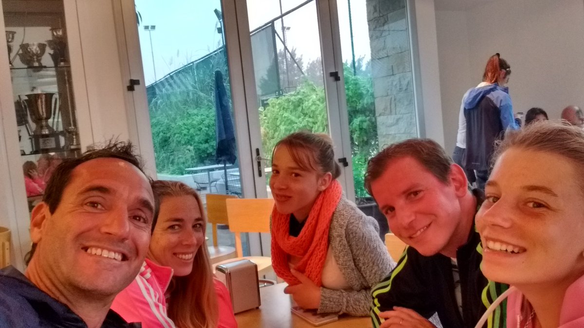 matysilvano's tweet photo. G2  en El Abierto, esperando que pare la lluvia con @jaz_ribiski @achuribiski @DebyHernandezG y Luisito #LujánTenisClub https://t.co/00O7xOWfMs