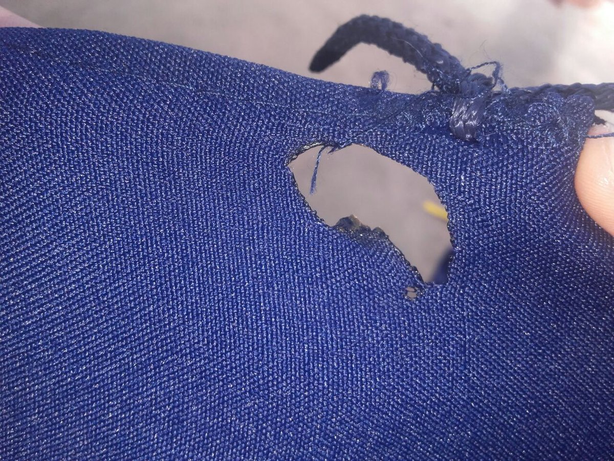 GabiIncardona17's tweet photo. Ayer la policía con cuchillos les cortaba las tiras a los chicos del #OrgulloCordobes. Lo peor es que miren donde ubican la bandera!!. https://t.co/YPqi3Sh8Iq