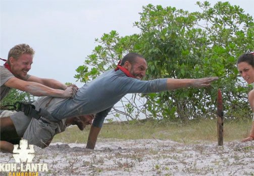 Reusta's tweet image. #KohLanta S17E05 : Les sort et les boules noires s'acharnent sur l'équipe bleue ! tinyurl.com/m9o7eu5 @DenisBrogniart