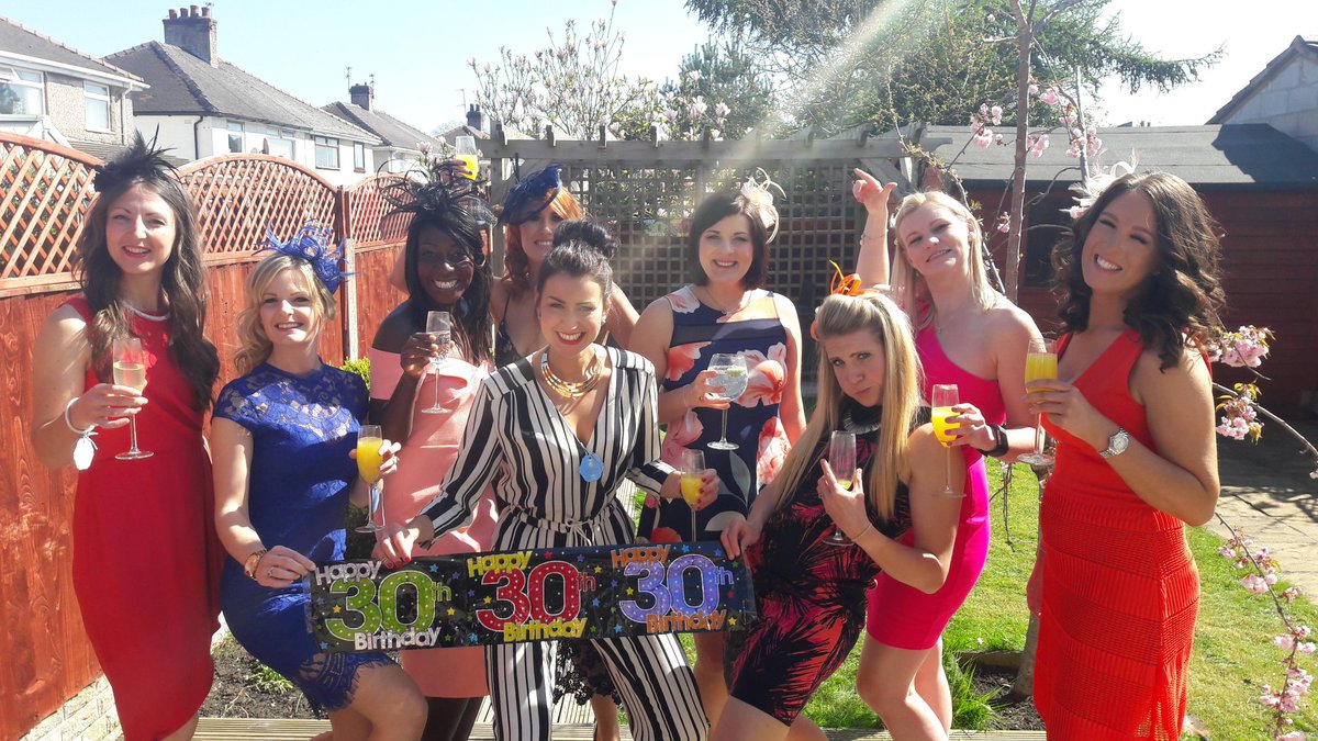 ElaineRauer's tweet photo. #grandnational2017 #lucys30th https://t.co/9Hxe6IiS6v