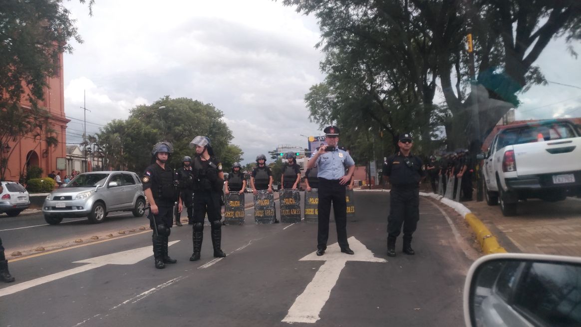 lavozdigital_py's tweet photo. #Destacado Policías cierran avenida Mcal López para evitar manifestaciones frente a Mburuvicha Roga https://t.co/O2xzrOW7qJ