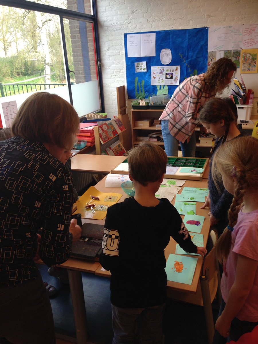 Groep 3 heeft een les #cultuurerfgoed Papier scheppen en ze ervaren zelf de druktechniek. #leerzaam