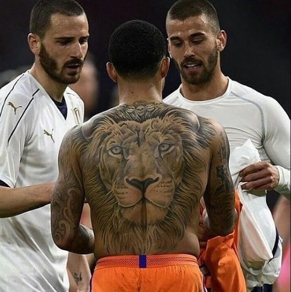MotivacionesF's tweet photo. El tatuaje de Memphis Depay 🦁😱 https://t.co/kx2sEhw64D