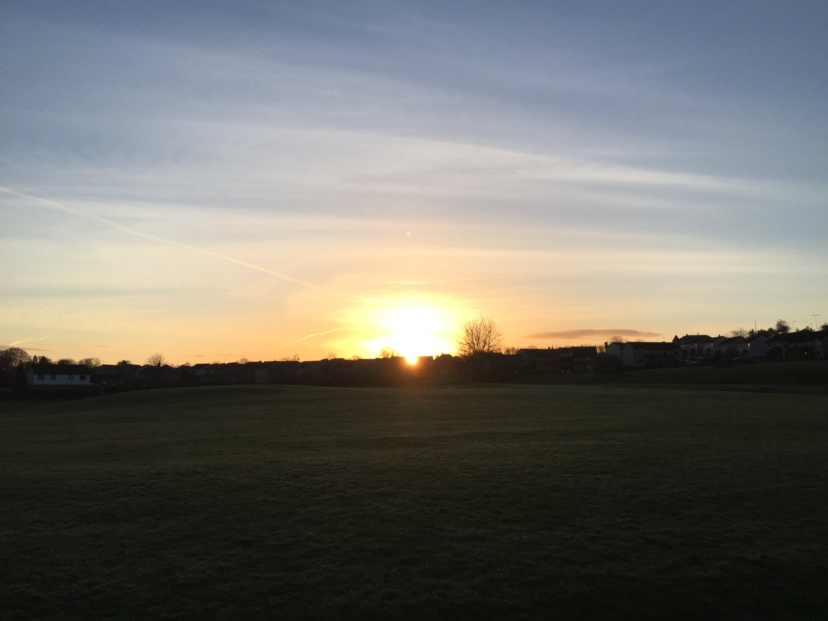 TimberwolfHQ's tweet photo. Sunset to the west of Glasgow, Scotland. https://t.co/qtrf7ZJ3K8