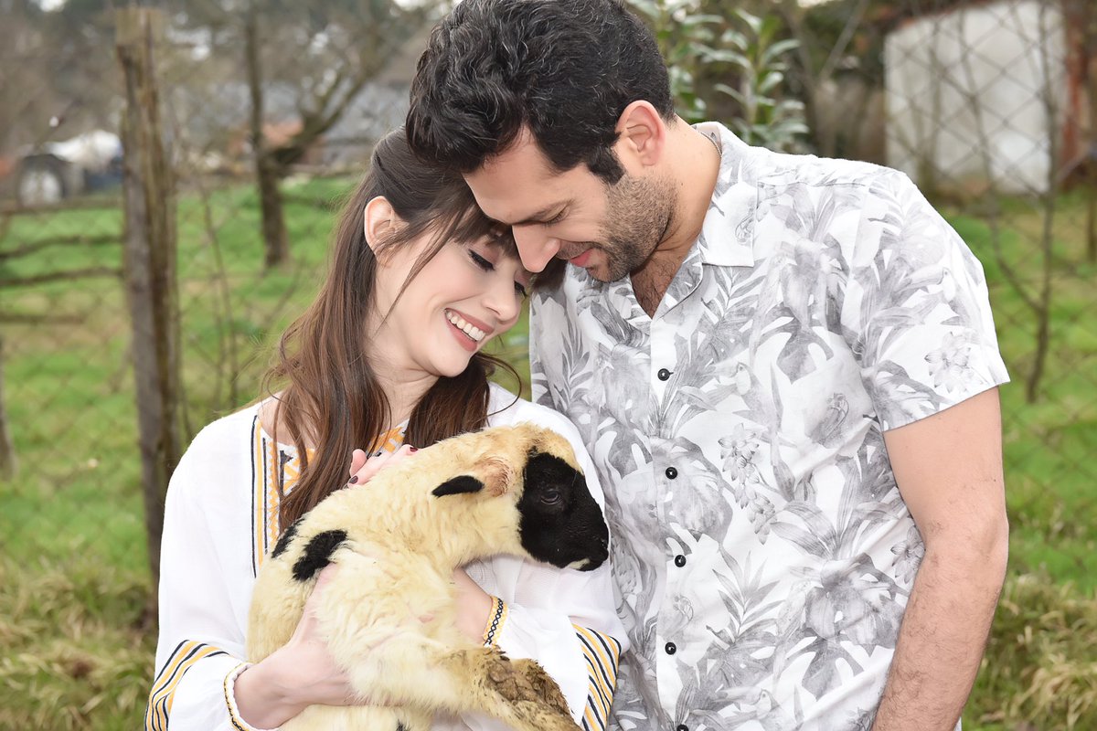 ilkopucukfilm's tweet photo. İlk Öpücük setinden sıcacık bir fotoğraf 📷 
#MuratYıldırım #ÖzgeGürel #ilköpücükfilm #firstkiss 💋 #luckyredfilms #shootingday20 https://t.co/nmVoQ7SpLX