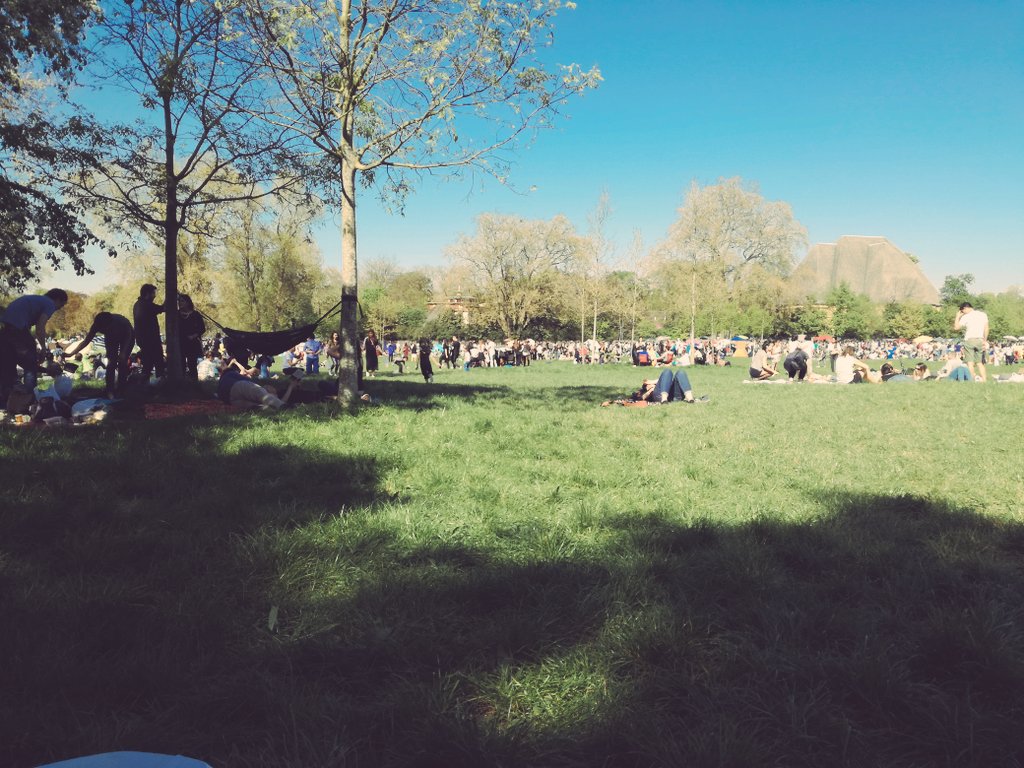 Quesera_rira's tweet photo. Pique-nique avec 2 Japonaise ^^ 
#boisdevincenne https://t.co/04VdxVKeq9