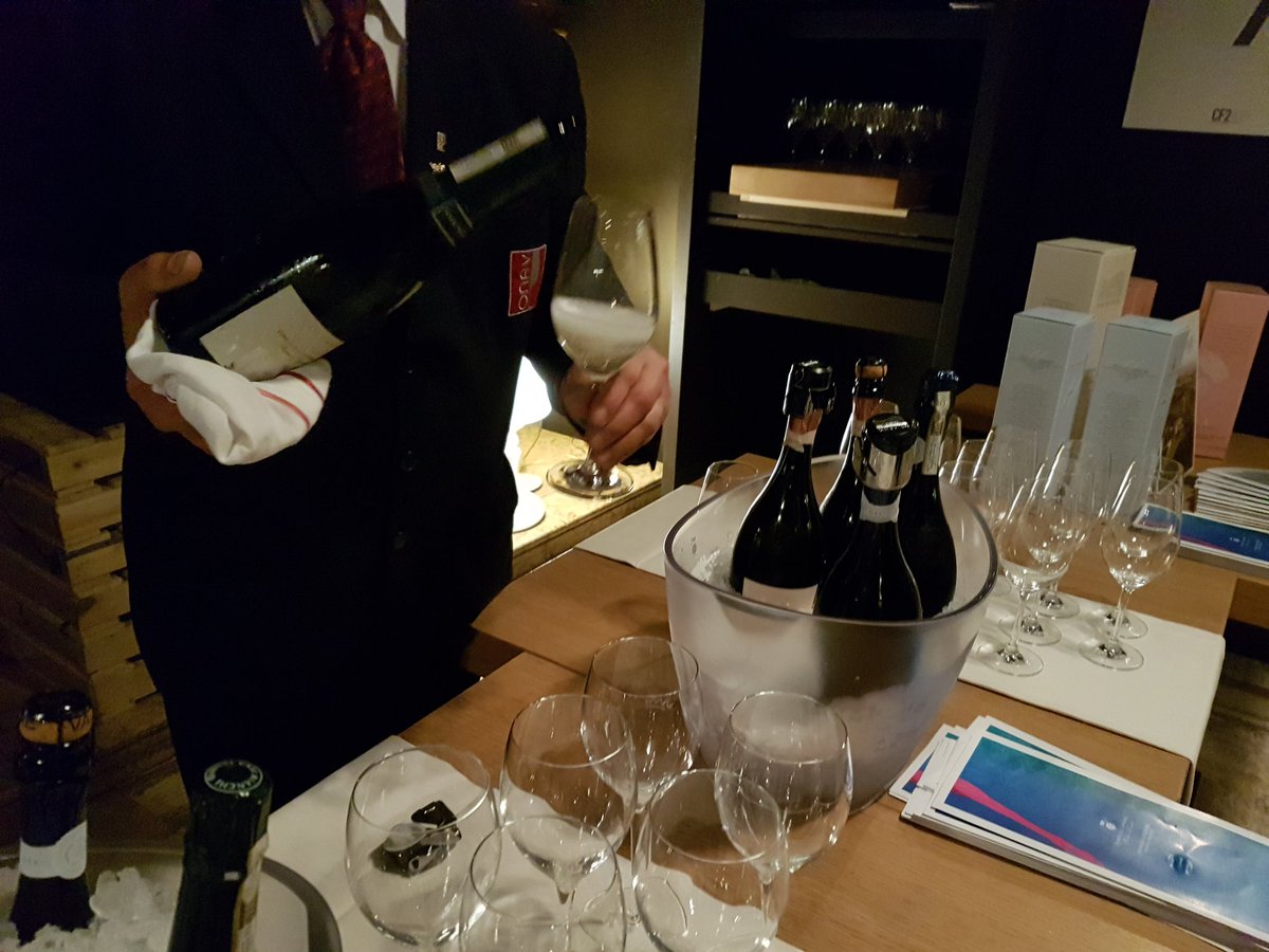 ColSandago's tweet photo. Aperitivo fuori fiera #vinitaly2017 #casebianche #colsandago #teodoricore https://t.co/WhgVnFAyXa