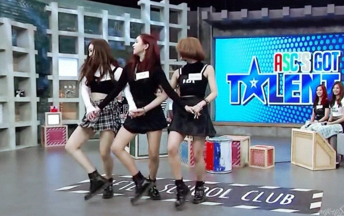 gu9uonce's tweet photo. Lol like can't help but make the comparison 😂
#nayeon #mina #chaeyoung #kawaeirina #hasutetowasute
#akb48 #twice https://t.co/e8AGY1t22H