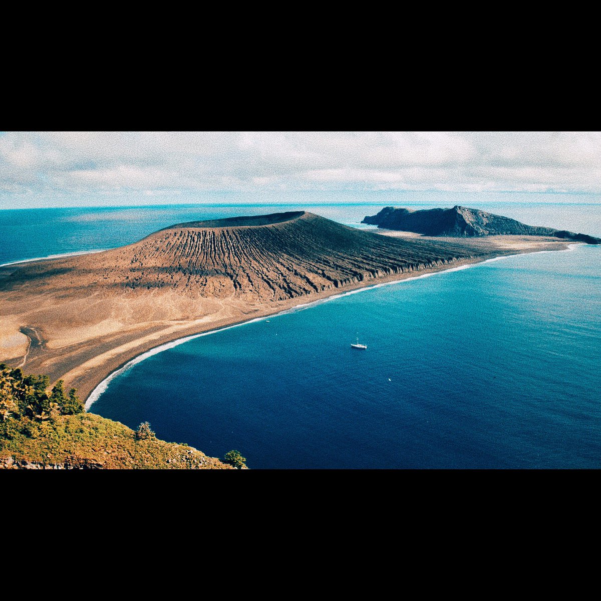 _AndreDupuis's tweet image. In 2009 a massive eruption formed this brand new island in the Pacific. We sailed there and climbed to its crater rim.