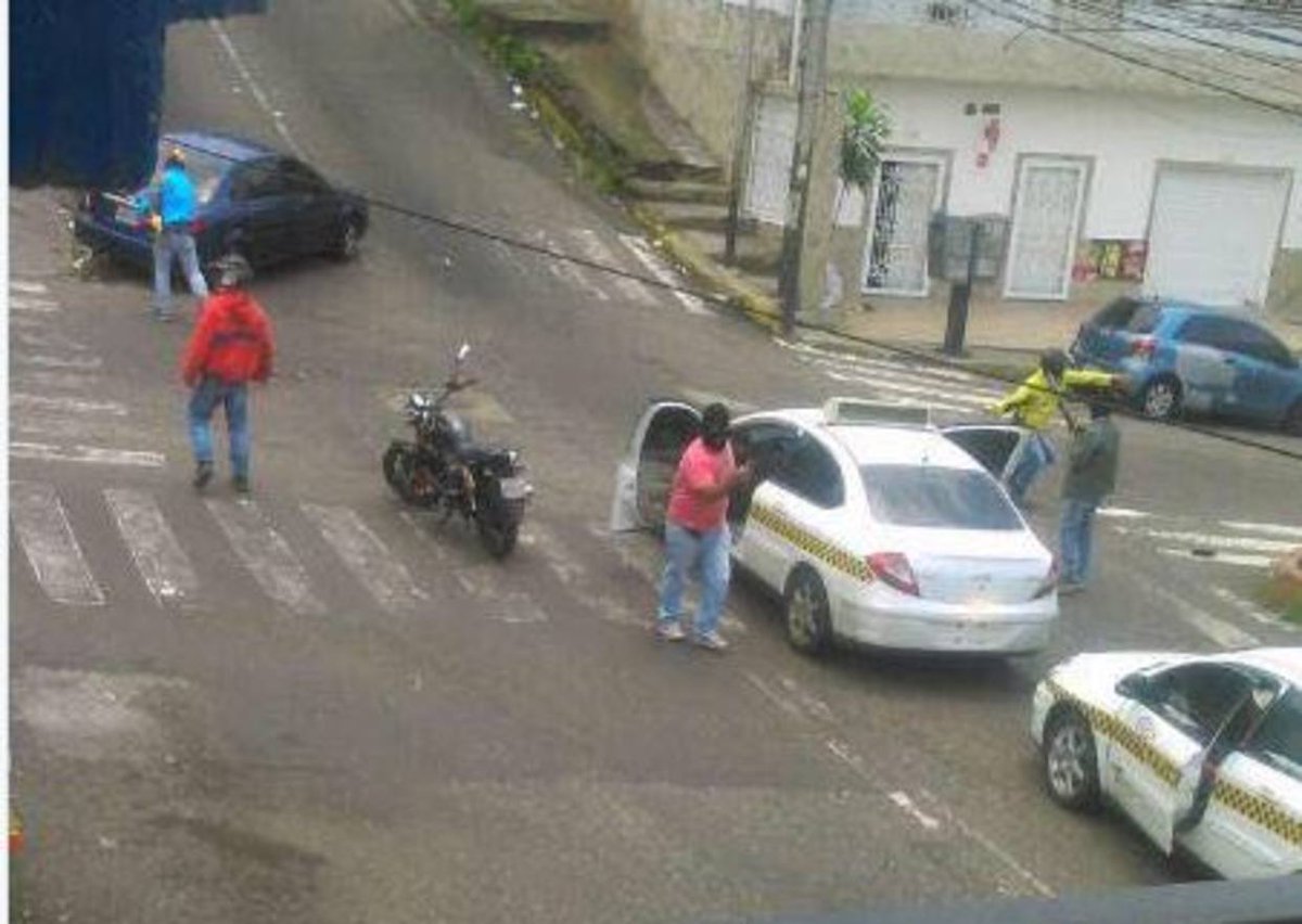 DolarToday's tweet photo. ¡MENOS MAL SON DE PAZ! Colectivos dispararon contra opositores en Táchira -► https://t.co/F6dXJaCjR9 https://t.co/daFpcaz8Tz