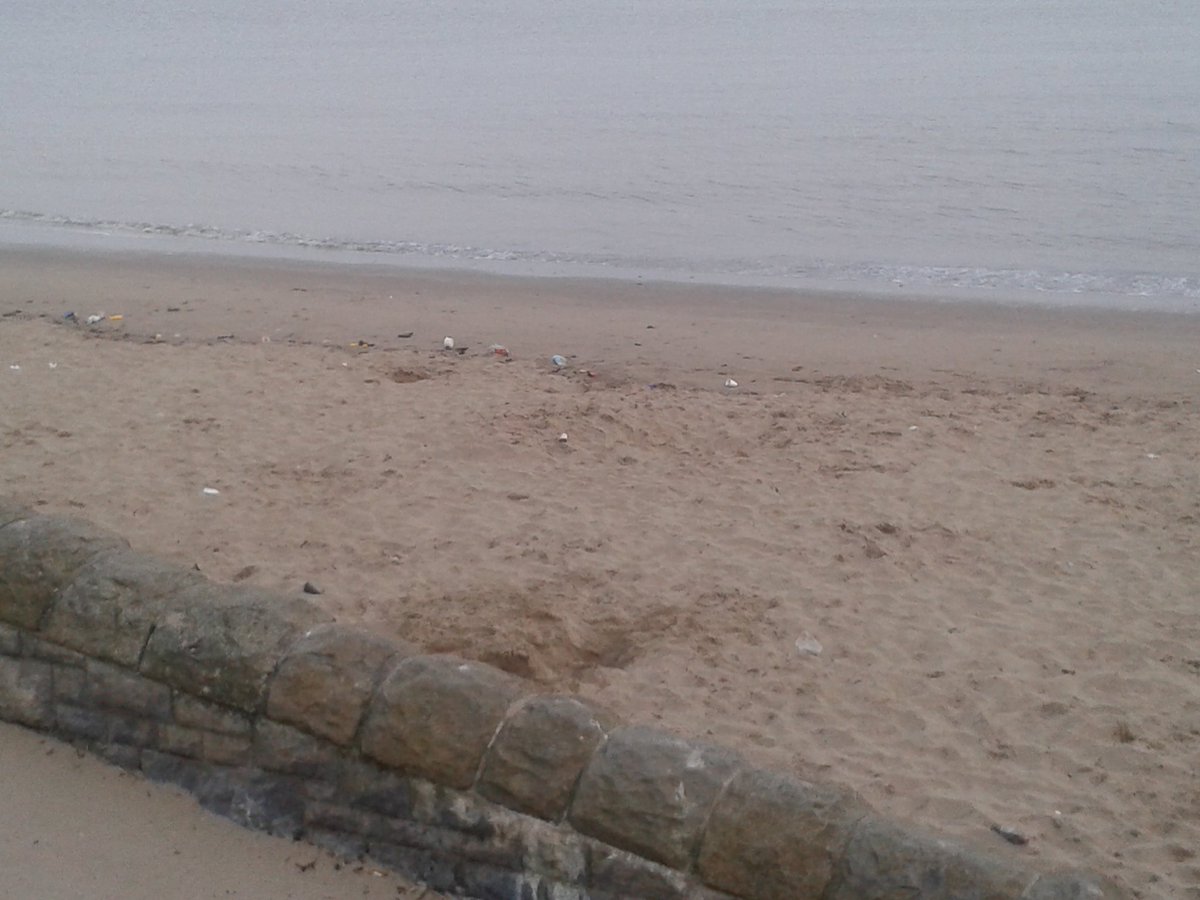 BarryIdeasbank's tweet image. Litter on Barry Island beach after a busy Sunday. Should the traders who sell takeaway food do more to #keepBarryTidy ?