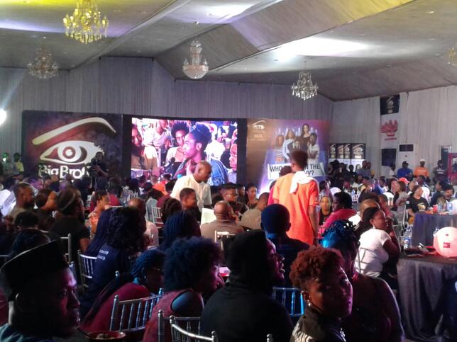 Audiences show us love form the Ikeja Viewing Park! #BBFinale #BBNaija https://t.co/euSkEEsUZN https://t.co/69TpboYayG