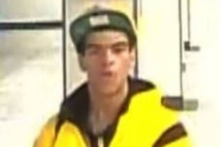 transittoronto's tweet photo. 04/08 Three suspects sought after hurling racial insults, robbing 2 boys at #UnionStn | via @globalnewsto https://t.co/hifn5r7AJN https://t.co/NWVX1wpGKL