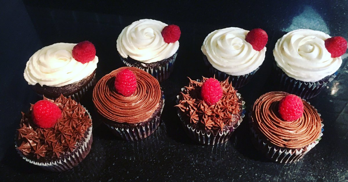 LeottaReagan's tweet image. #chocolateraspberrycupcakes #bakingafterhours #rabbitinthemooncakery