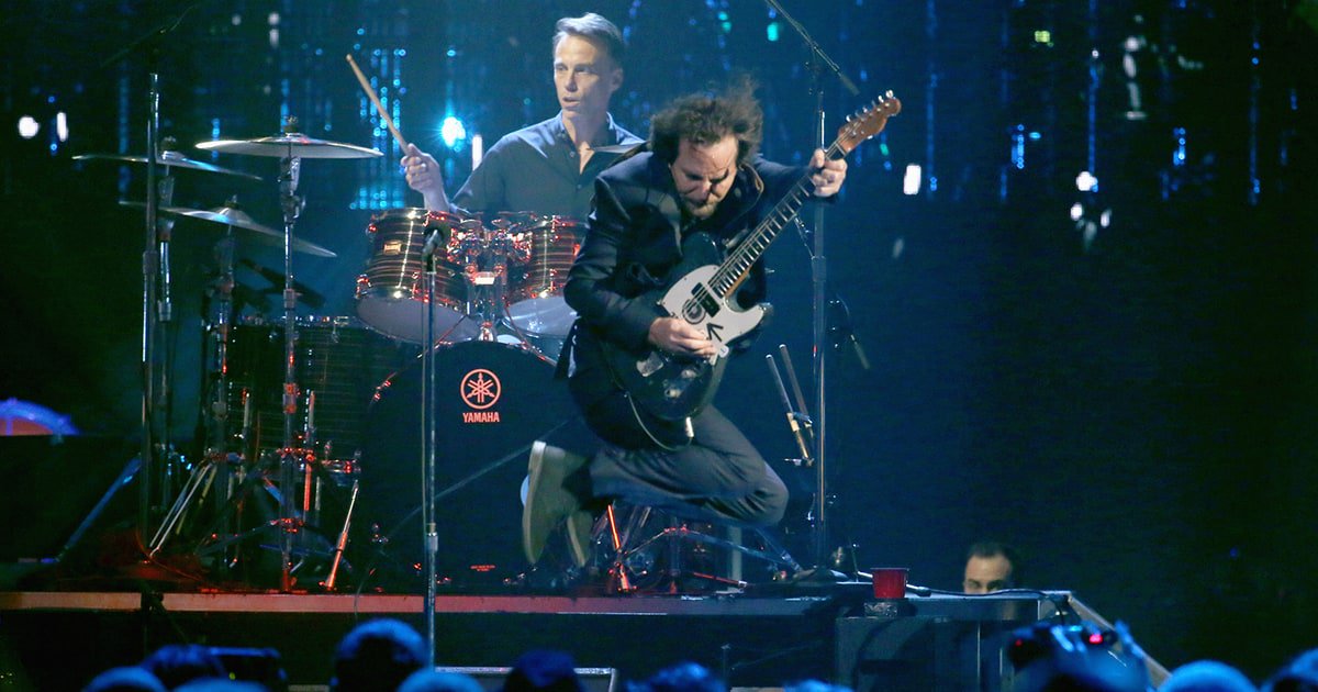 Pearl Jam Deliver Searing Rock Hall of Fame Induction Performance crwd.fr/2oSid75