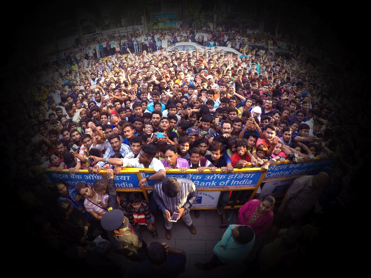 SrBachchan's tweet photo. T 2489 - APOLOGIES .. !! You all came to Jalsa, and I could not meet you .. unwell !! Will make up soon .. love you all ! https://t.co/P3oiH8AeDW