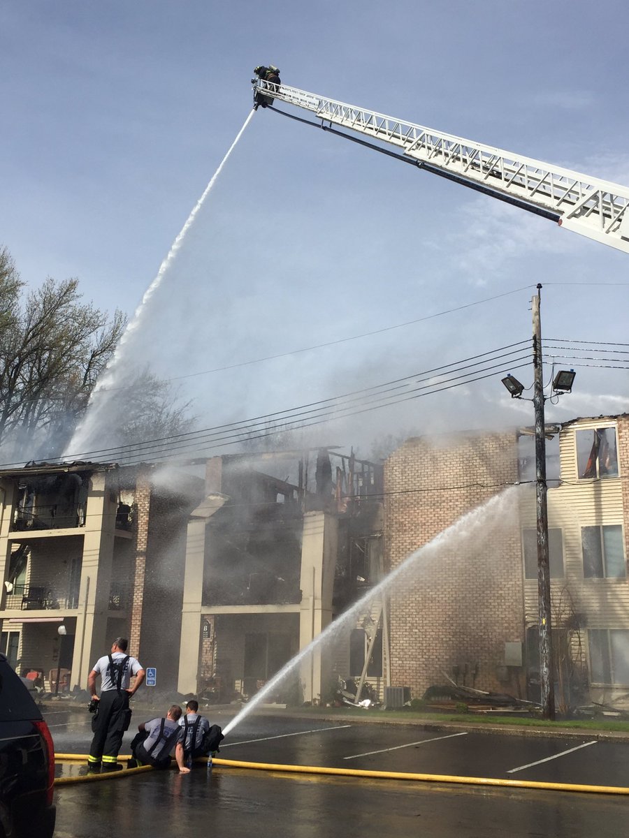 BobbieHayseMI's tweet photo. Fire still burning at Royal Arms Apartments @OwensboroMI https://t.co/EfRihr0Gbq