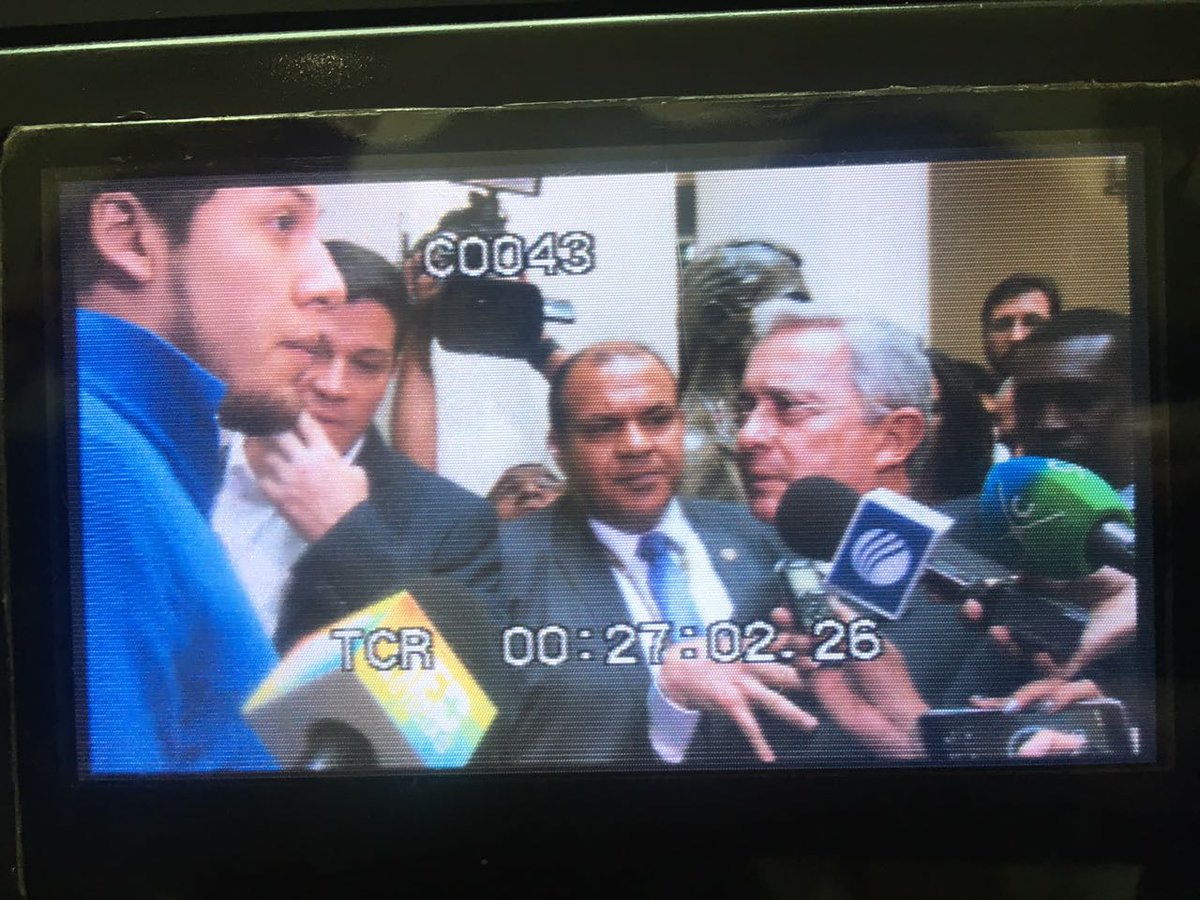 Supuesta víctima que agrede a Uribe resultó siendo funcionario UTL Angelica Lozano. ¿Esas son las "víctimas" que la Rpte lleva al Congreso?