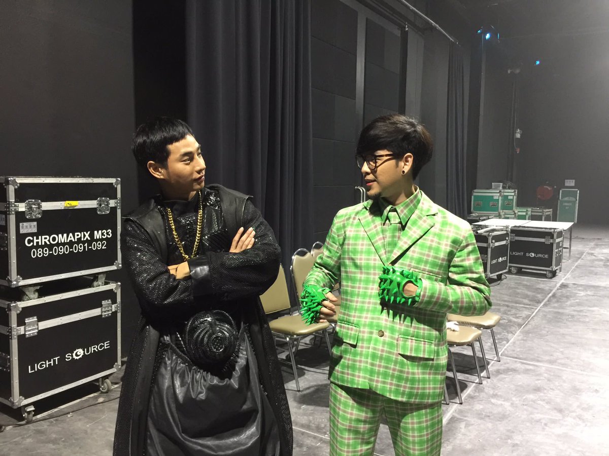 suaymatanglife's tweet photo. คุณหลวงผลิตและคุณหญิงอิสราเจ้าค่ะ ตอนแรกคุณหลวงจีบแล้วคุณหญิงไม่ยอมคุยด้วยตอนนี้ตัวติดกันแล้วนะเจ้าคะยอม5555555555 #themasksinger  #เป๊กทอม https://t.co/VWbXvk5Kg5