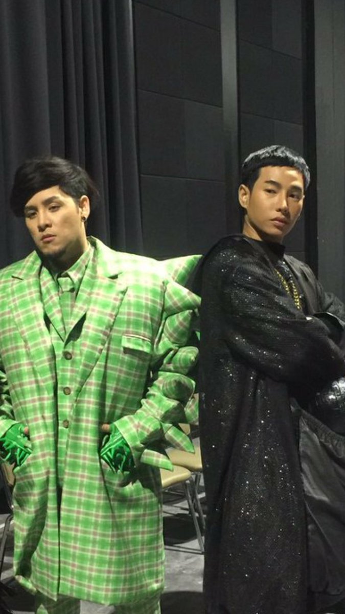 suaymatanglife's tweet photo. คุณหลวงผลิตและคุณหญิงอิสราเจ้าค่ะ ตอนแรกคุณหลวงจีบแล้วคุณหญิงไม่ยอมคุยด้วยตอนนี้ตัวติดกันแล้วนะเจ้าคะยอม5555555555 #themasksinger  #เป๊กทอม https://t.co/VWbXvk5Kg5