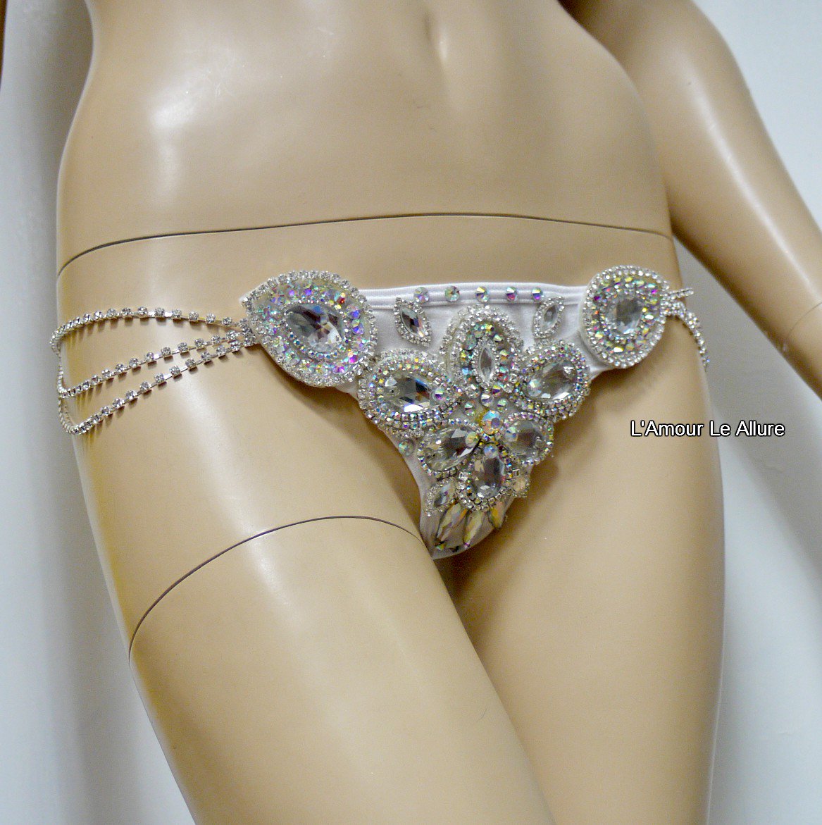 Lamour_allure's tweet photo. AB Silver Rhinestone #fitness #fitnessgirl #bikini #swimsuit #samba #themewear #ravebra https://t.co/JKxrGXyvrQ