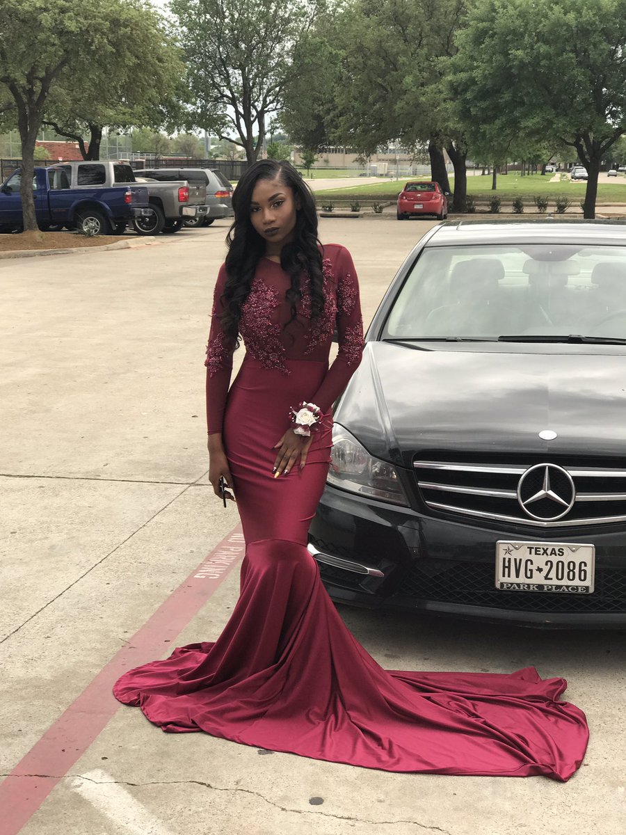 CaashTheGoat's tweet photo. #skylineprom I didn't come to play 😍😍😍💅🏾 https://t.co/9GH0bimkLb