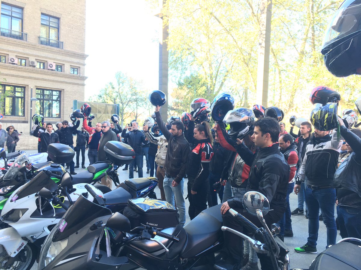Laulopezpal's tweet photo. Qué hacen cientos de moteros cascos arriba? @Aragonenabierto os lo cuenta en minutos... https://t.co/20UY5TVSOm