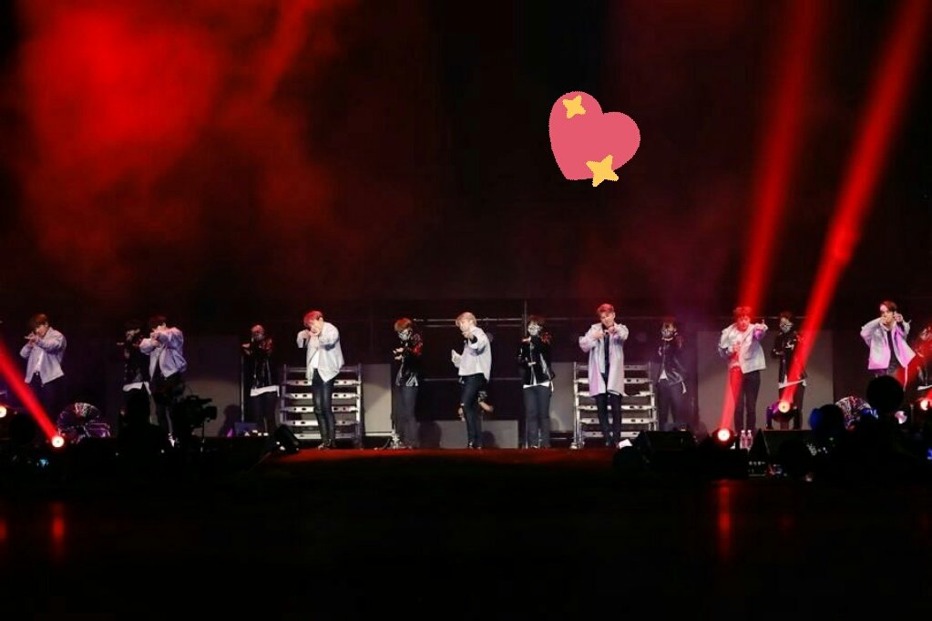 giarel_'s tweet photo. Estas fotos, quedarán fijadas en mi perfil, hasta que supere la etapa post-concierto, o sea, nunca. THE WINGS TOUR IN SANTIAGO!❤🇨🇱 https://t.co/REKHTVChkk