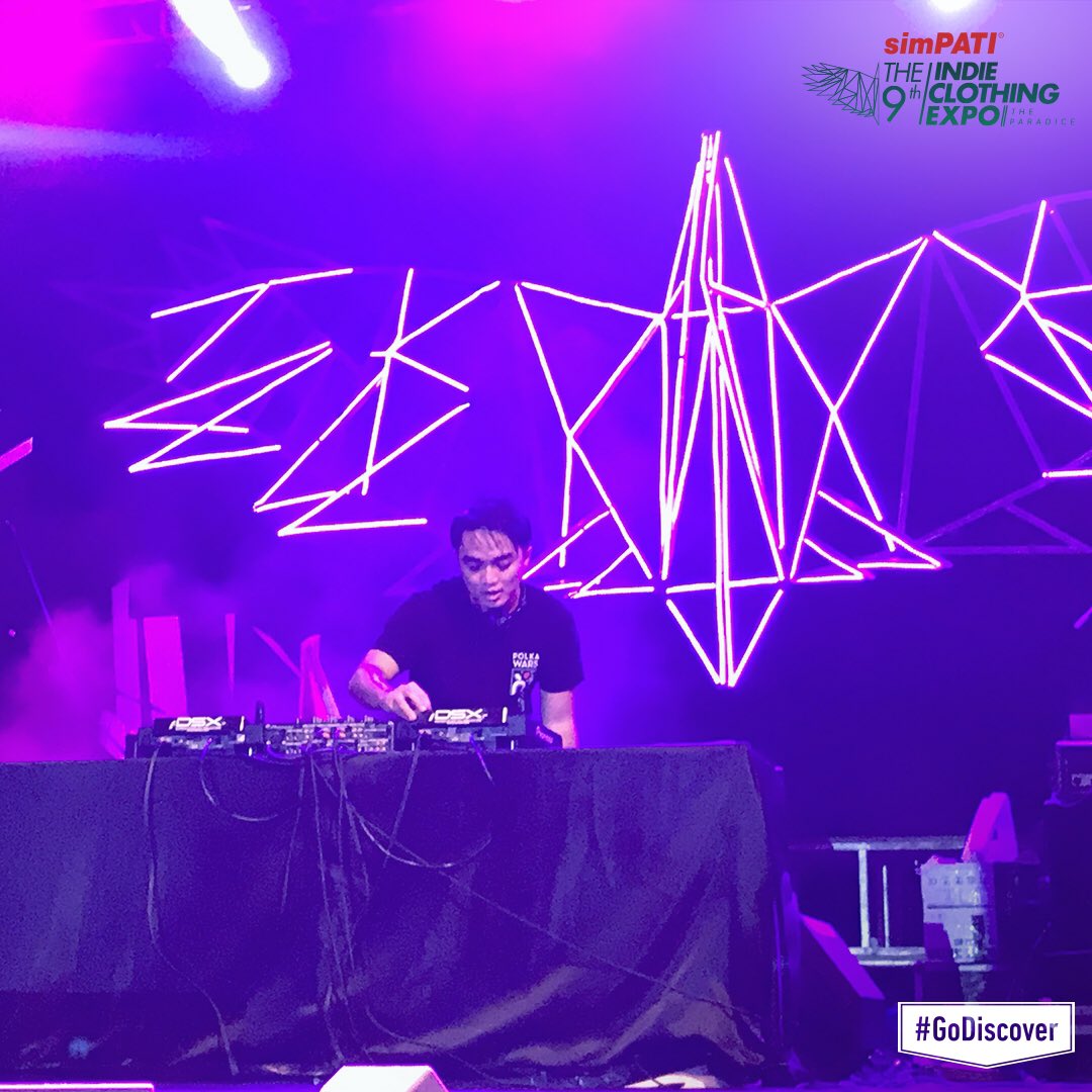 SIMPATI's tweet photo. Dentuman electronic music @diphabarus menutup #simPATIthe9thICE tahun ini. 3 hari sudah kita #GoDiscover hal seru yang ada di Surabaya https://t.co/kvmmO1EHN6