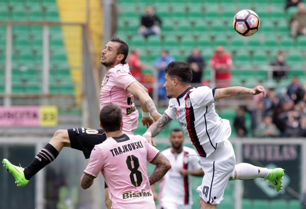 Trajkovski watches Nestorovski in an aerial duel; photo: US Città di Palermo Trajkovski watches Nestorovski in an aerial duel; photo: US Città di Palermo
