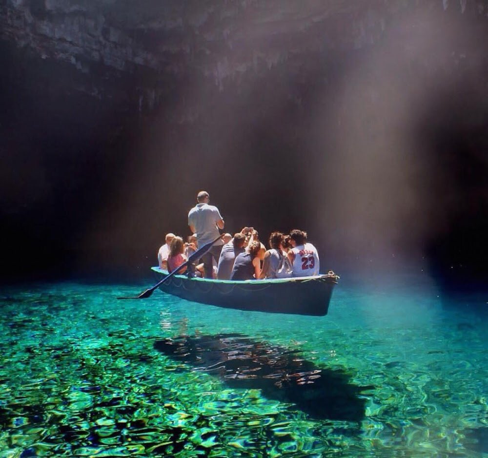 GossipRoomOff's tweet photo. L'eau de la grotte de Melissani, située en Grèce, fait partie des eaux les plus claires de la planète 😱😍🌊🇬🇷 https://t.co/EXaj8Xfrla