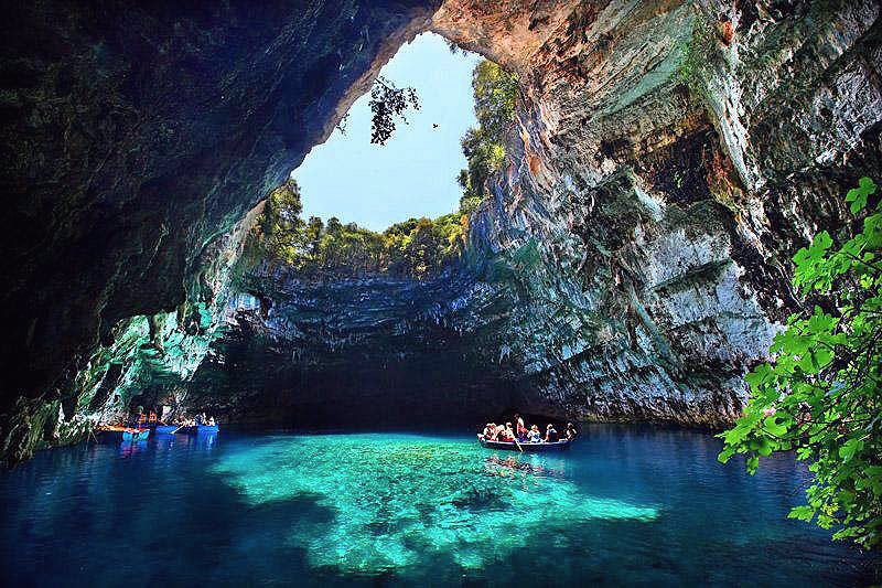 GossipRoomOff's tweet photo. L'eau de la grotte de Melissani, située en Grèce, fait partie des eaux les plus claires de la planète 😱😍🌊🇬🇷 https://t.co/EXaj8Xfrla