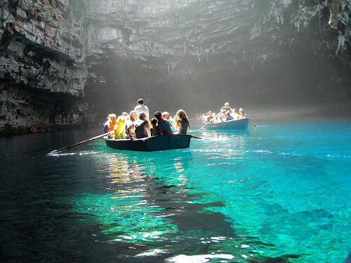 GossipRoomOff's tweet photo. L'eau de la grotte de Melissani, située en Grèce, fait partie des eaux les plus claires de la planète 😱😍🌊🇬🇷 https://t.co/EXaj8Xfrla