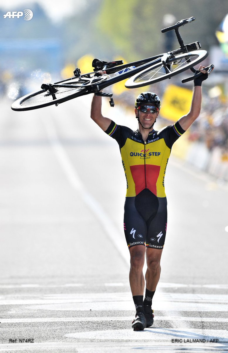 ju_drem's tweet photo. Quand tu as suffisamment d'avance pour  franchir la ligne d'arrivée à pied... c'est quand même la classe ! 😎 🚲 #Gilbert #RVV (📷 @AFPSport) https://t.co/ZwzrlqbQNB