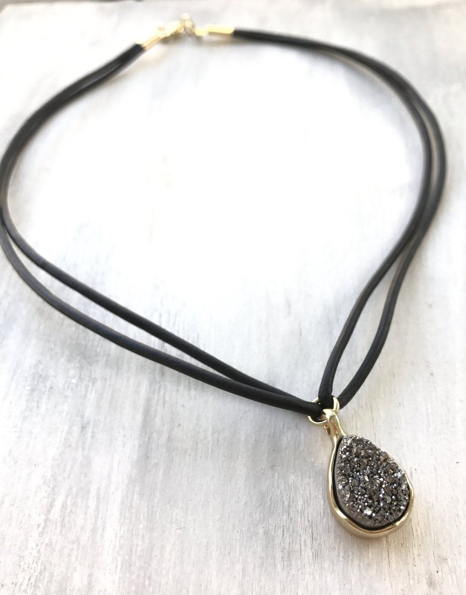 apolla_69's tweet photo. New in our shop! Choker necklace - #druzzy #pendant #pendant #choker #chokernecklace #blackchoker
https://t.co/DtCVs4tXNr https://t.co/vkU1wioYNd