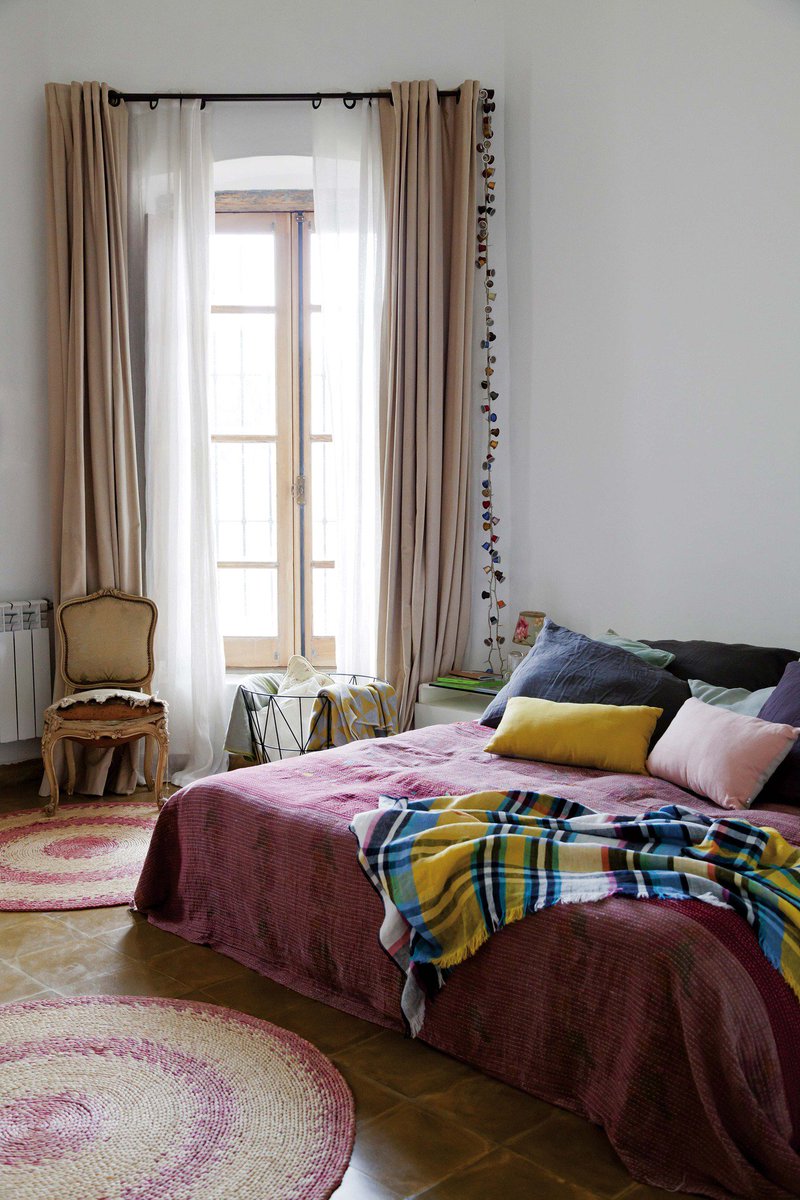 Para pasarse todo el domingo descansando... Un dormitorio con calidez y tonos otoñales desde #LivingAbril 🙌🏼