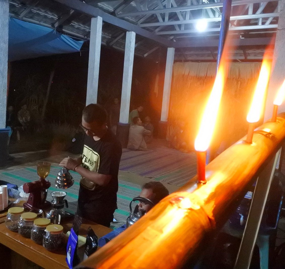 desabanyumas's tweet photo. Malam sebelum Panen Mapag Sri di #desa @wlaharwetan #banyumas . obrolan petani2 organik dari berbagai kota, ada seduh kopi @ganjarpranowo https://t.co/mG2HhzhqPO