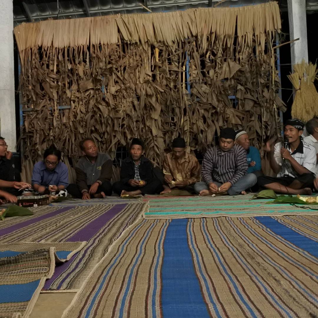 desabanyumas's tweet photo. Malam sebelum Panen Mapag Sri di #desa @wlaharwetan #banyumas . obrolan petani2 organik dari berbagai kota, ada seduh kopi @ganjarpranowo https://t.co/mG2HhzhqPO