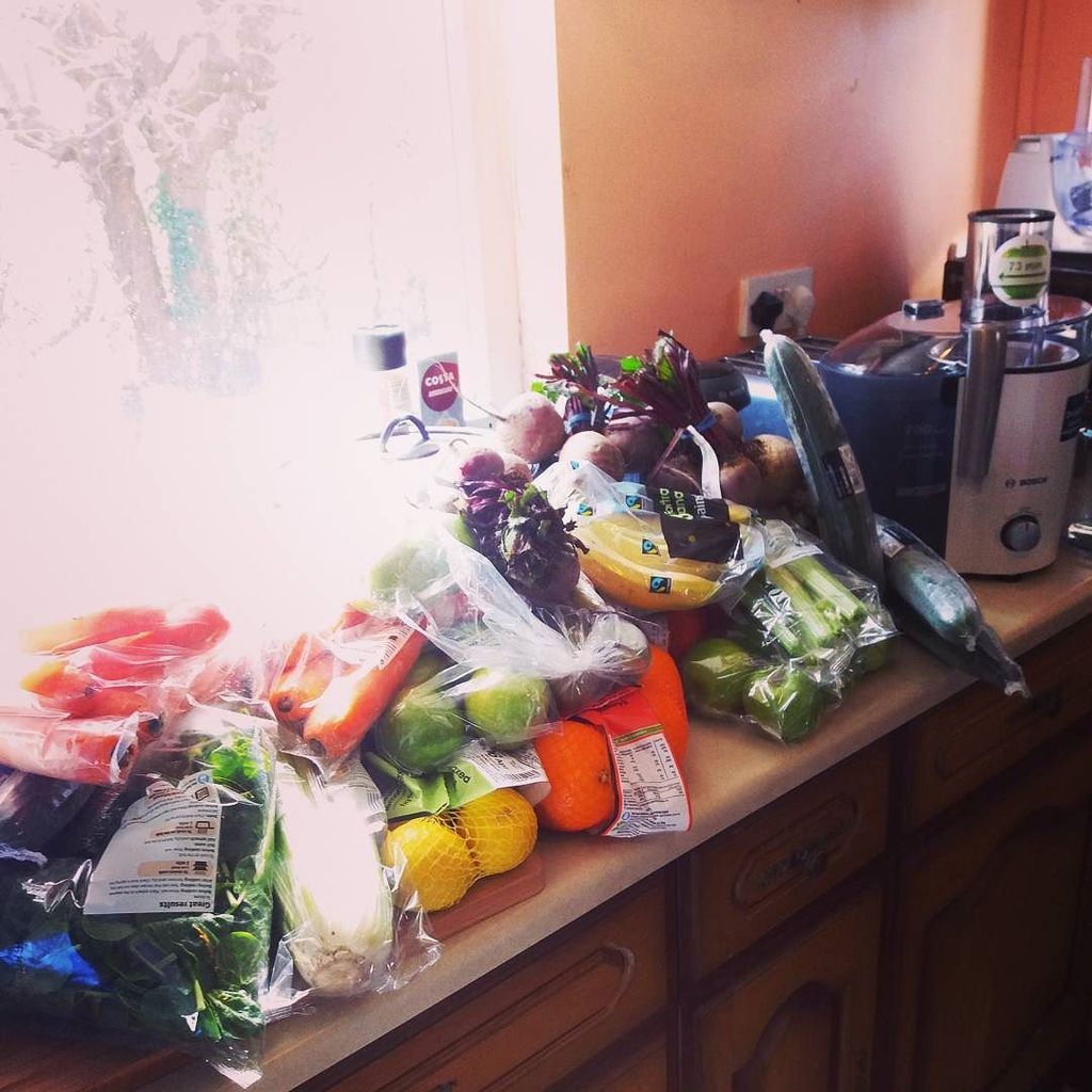 we bought a juicer... .
.
.
.
.
.
#fruit #veg #nutrition #triathlon #triathlete #youarewhatyoueat #juice #juicer #… ift.tt/2nLoe2v