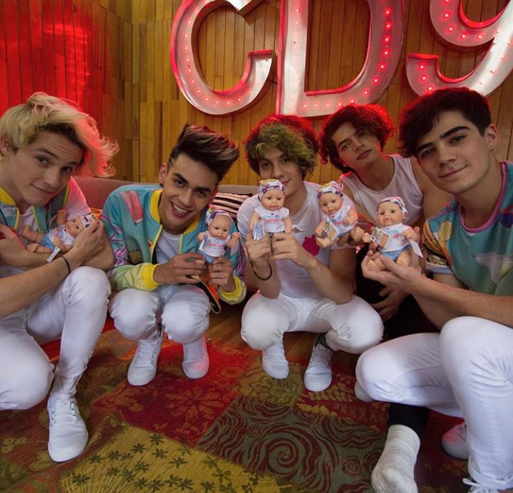 NavarristersSP's tweet photo. Chicos sois la razón de tantas sonrisas de tantas personas. Los queremos mucho❤🙆 #4AñosDeCD9 https://t.co/QC6EYXuySN