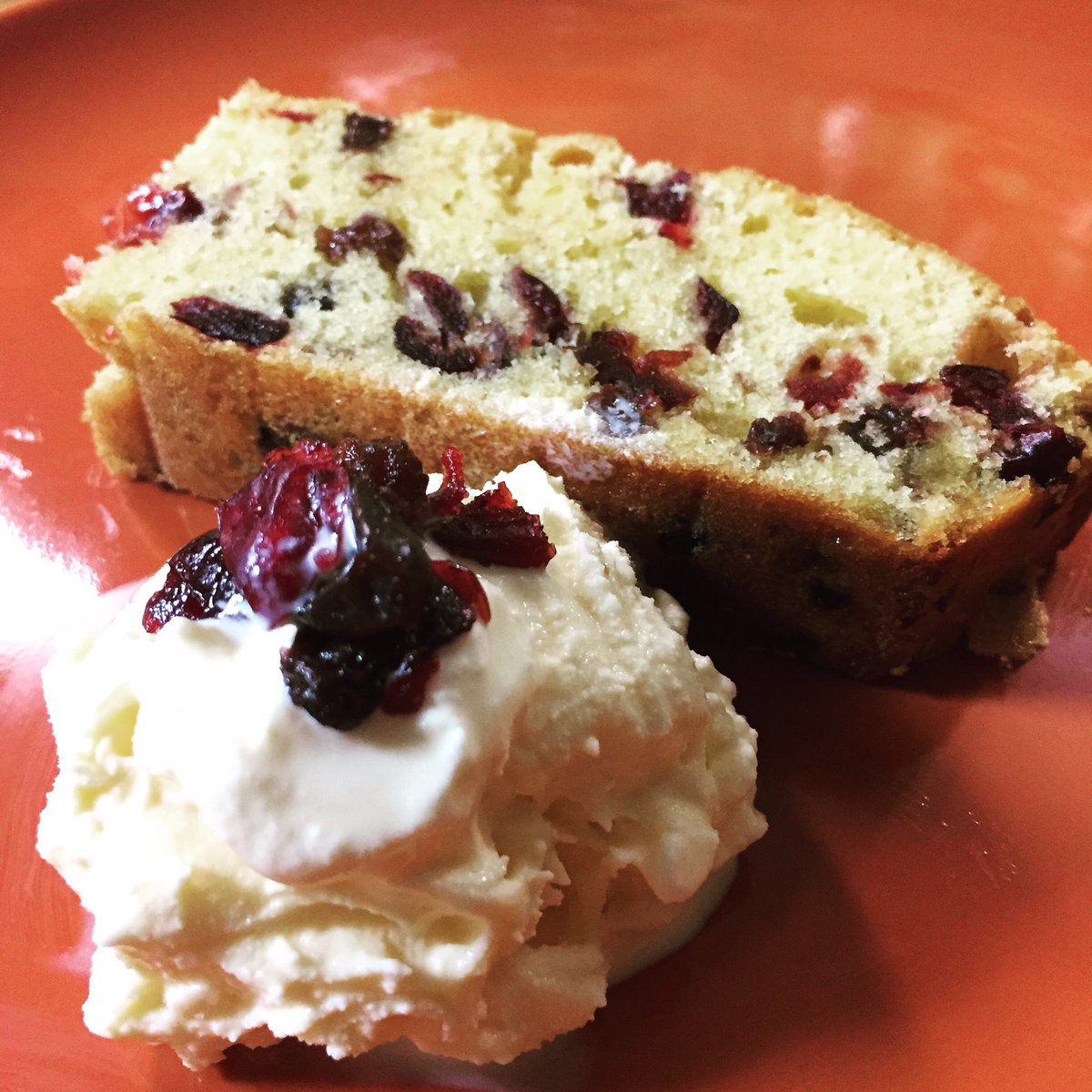 paisley3017's tweet image. My daughter made a fruit cake for dessert after dinner. Yum yum.😊 #ginsoakedfruit  #lovelytime #forgottenupload バターたっぷりのフルーツケーキは食べ過ぎに注意ねw