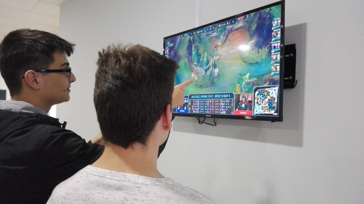 Elite_Valencia's tweet photo. Disfrutando de la #SpringLCS33 a través de la @LVPes ! Y luego a seguir viciando! #ELITE https://t.co/4K5fWnjvas