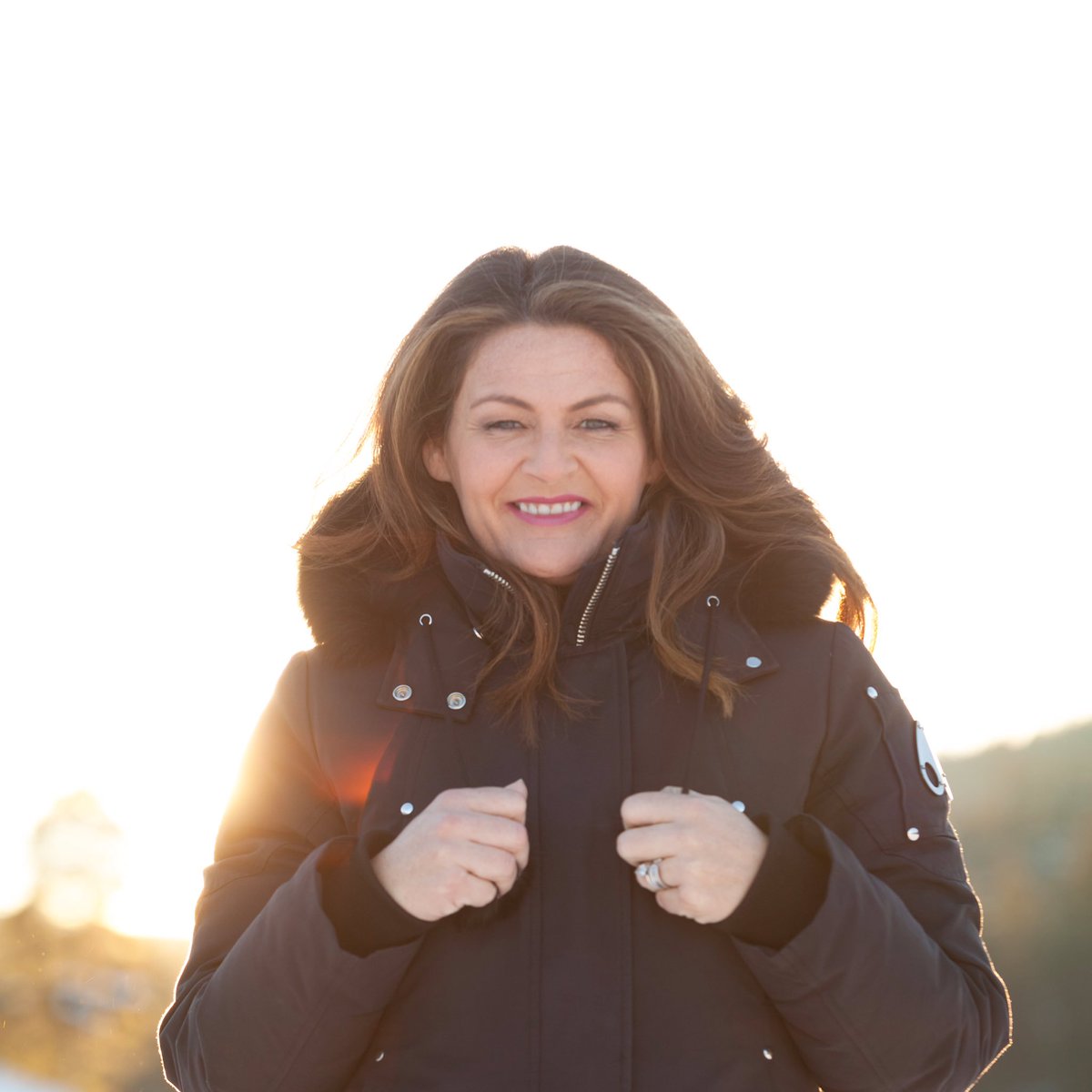 LOLVacationHome's tweet photo. Love this photo from season one. @ElisaGoldhawke, you are glowing! ☀️#loveitorlistit #LOLVH https://t.co/FjmZzOnu7m