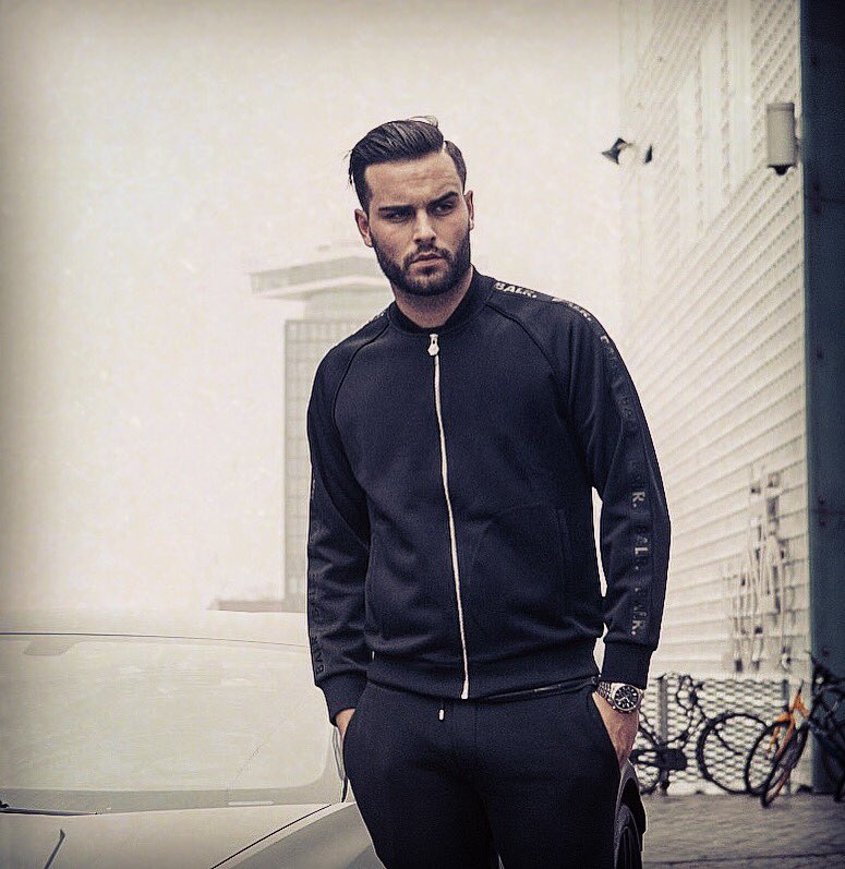 NikolaLozina's tweet photo. "La vie ce n'est pas d'attendre que les orages passent,c'est d'apprendre comment danser sous la pluie.." @balr https://t.co/UV5CRcgx6d