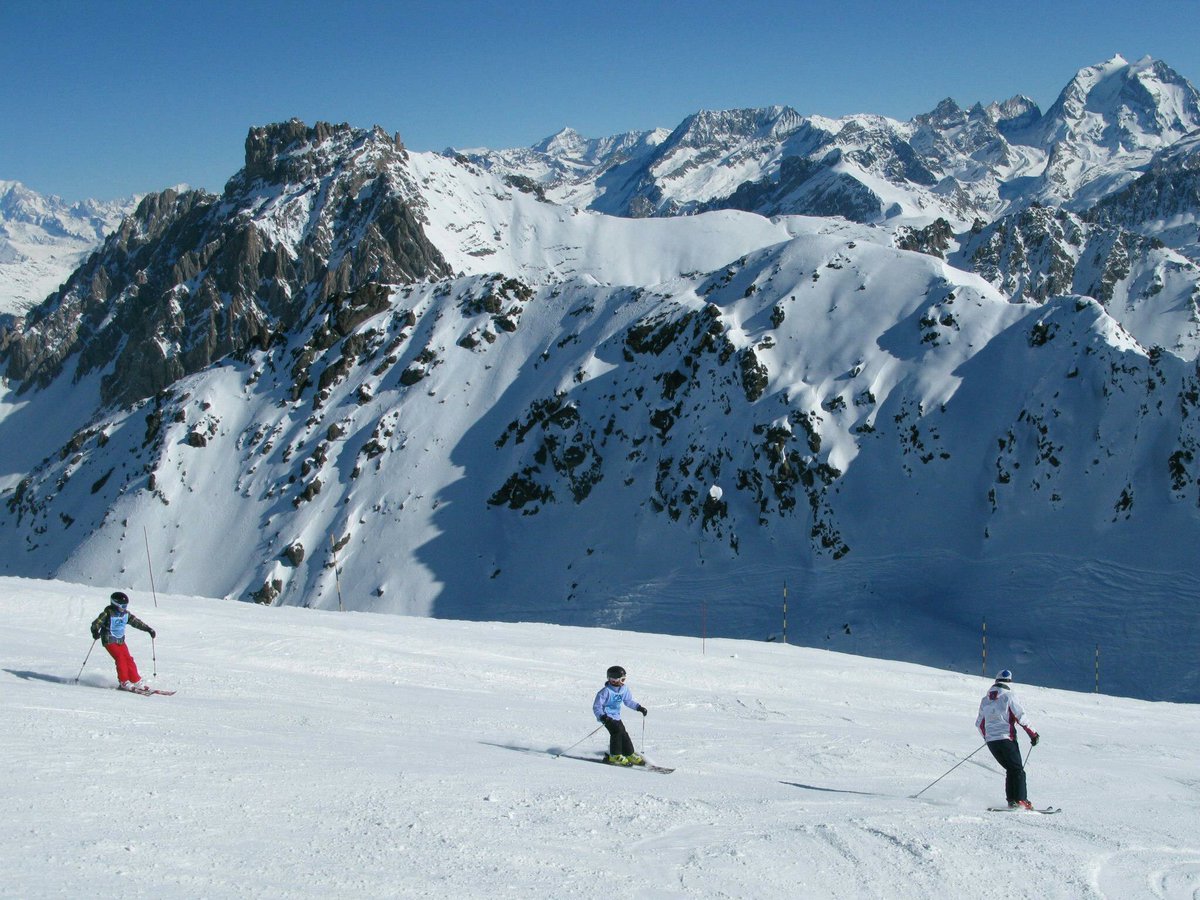 snowdlight's tweet photo. It's the start of the Easter holidays and we are looking forward to a busy few weeks teaching all ages! 🐣#skischool #skiing #weloveskiing https://t.co/mO1cV5UHKy