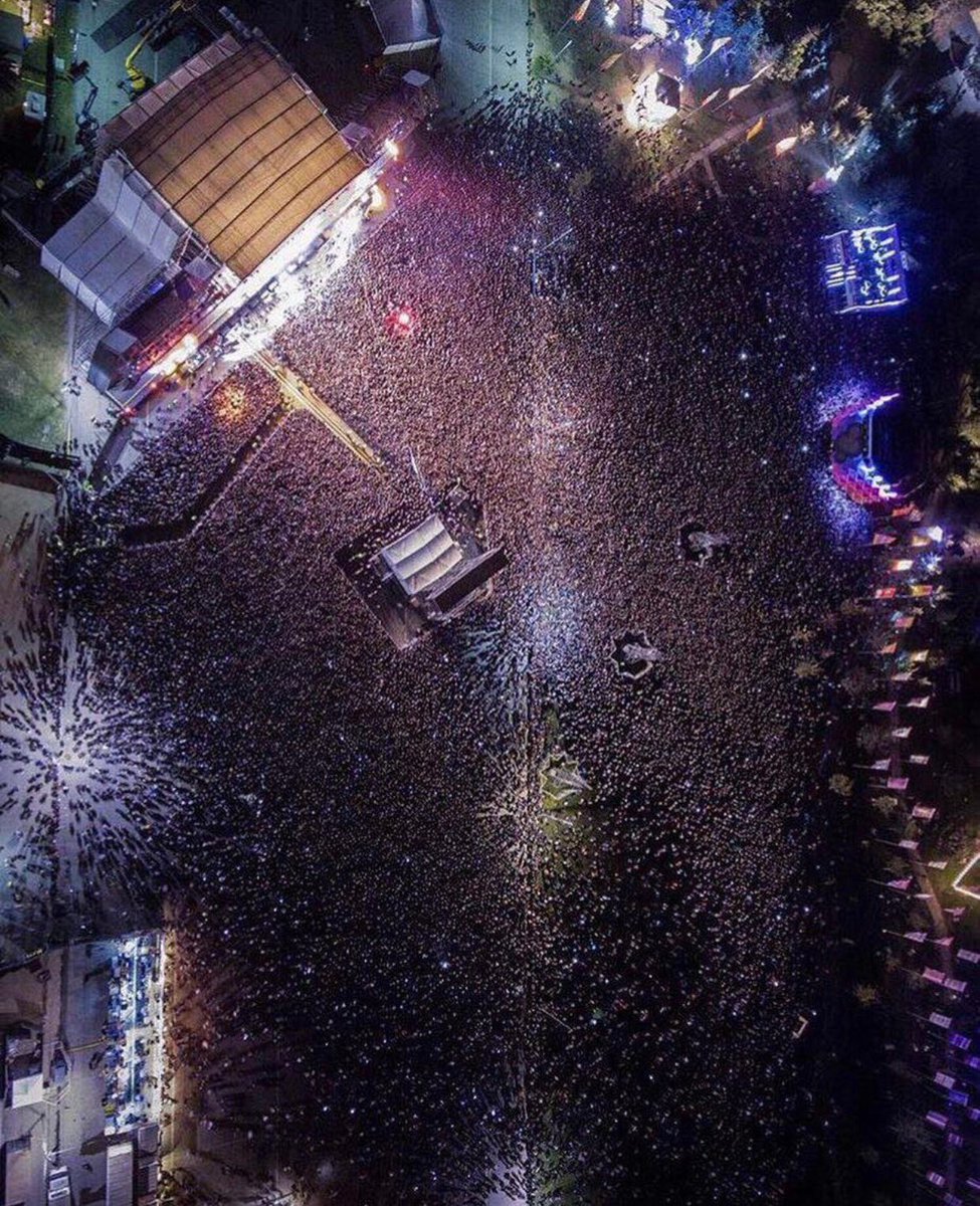 Agenda_Musical's tweet photo. Ponle Me gusta si eres parte de esta foto en pleno #Metallica en #LollaCL ! https://t.co/L0GoGysagV