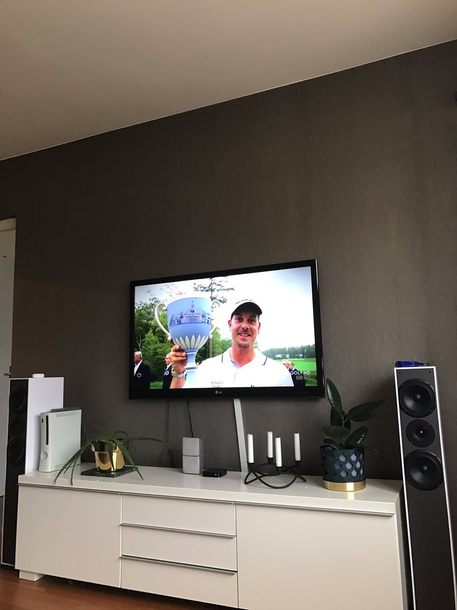 JoKarle89's tweet photo. Inte nog för att man börjat spela på samma golfklubb, vi har vuxit upp på samma gata! #cmoregolf @henrikstenson #gullbringa #sammanträffande https://t.co/Elv5lvXitO