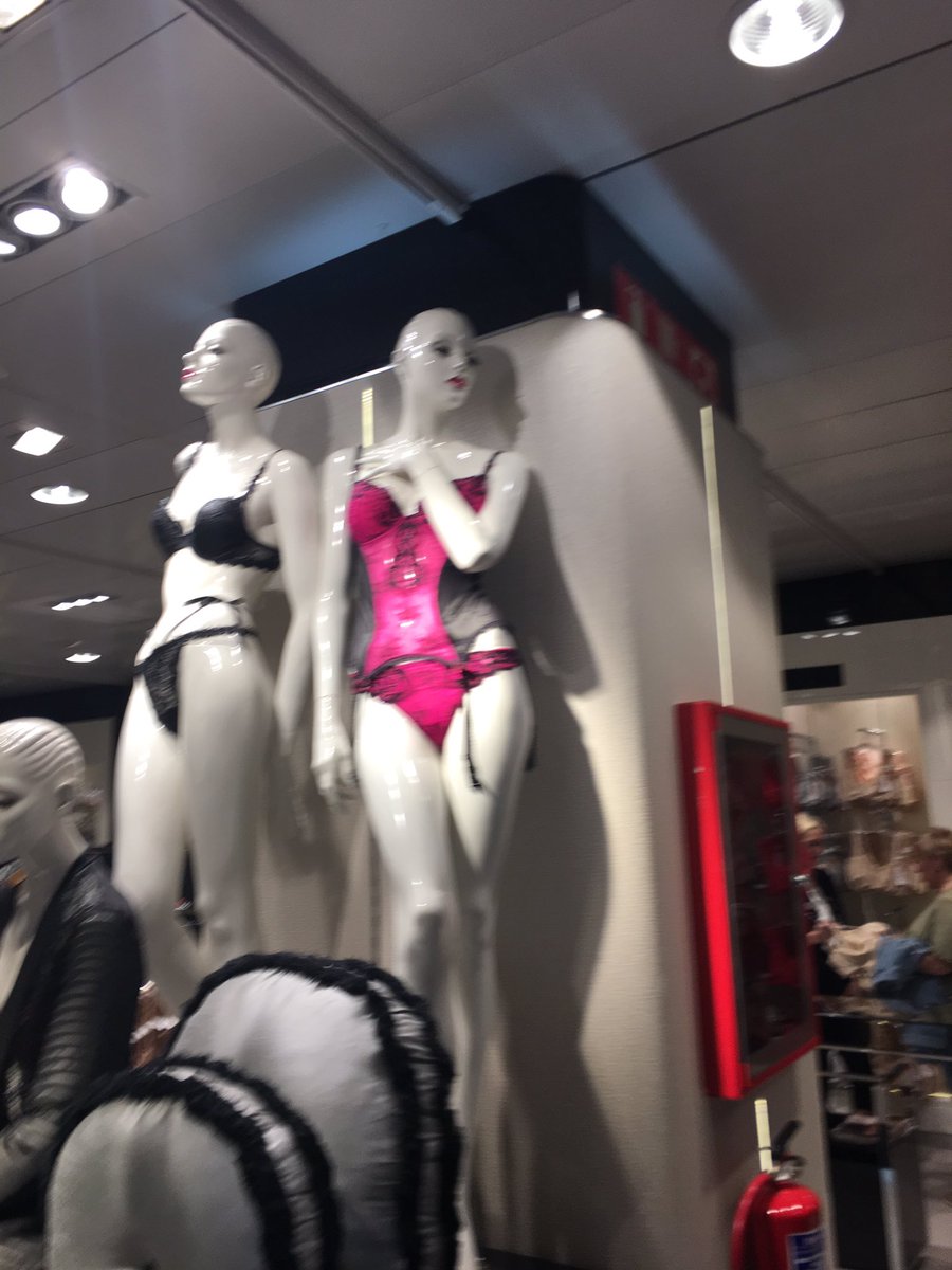 OlayaExclusive's tweet photo. Tarde de shopping en mis marcas favoritas de lencería! Me faltaba una lencería para mi próximo posado fotográfico!😘 #Escort #LifeEscort https://t.co/166hkRY7WU